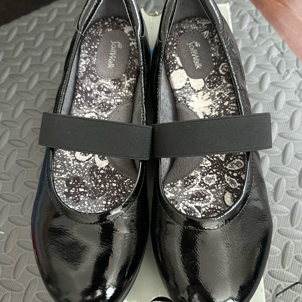 SoftWalk Black Flats with Elastic Patent leather